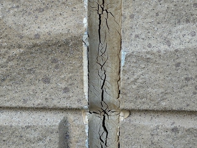 シーリングがひび割れた写真